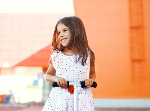 Retrato de feliz sorrindo menina na scooter se divertindo — Fotografia de Stock