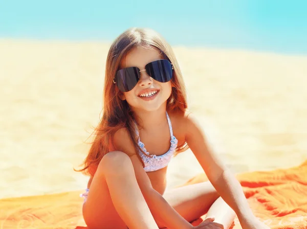 Retrato de niña niña en gafas de sol relajante en la playa —  Fotos de Stock