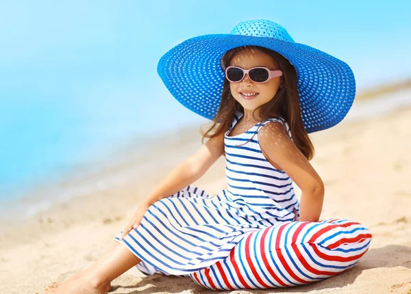 Summer, vacation and travel concept - portrait of pretty little — Stock Photo, Image