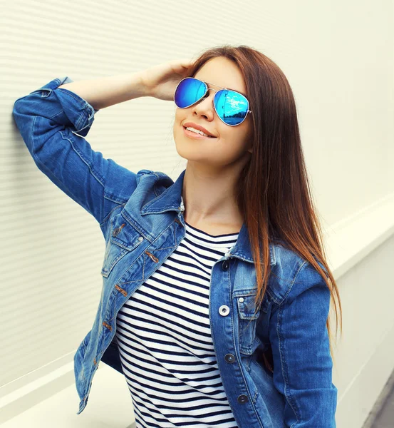 Retrato de moda de mulher bonita nos óculos de sol e jeans clo — Fotografia de Stock