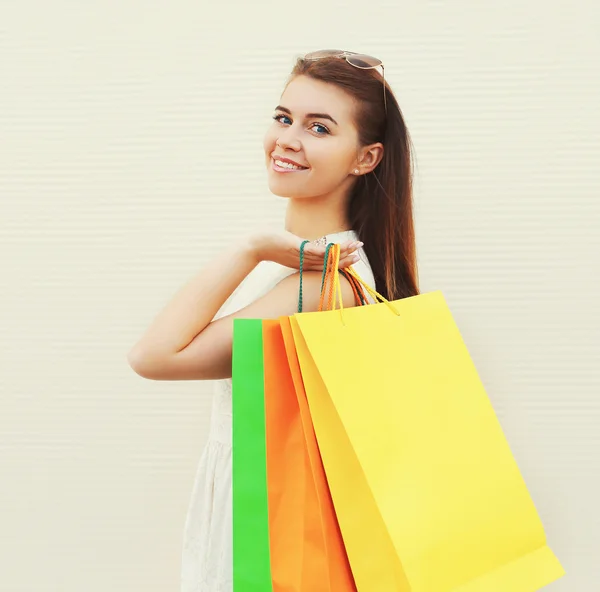 Retrato de bela jovem mulher sorridente com sacos de compras para fora — Fotografia de Stock