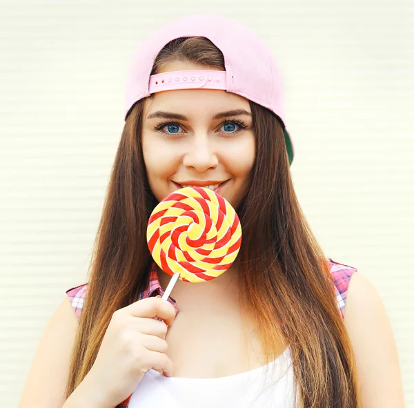 Retrato de una chica joven bastante guay con una ropa rosa con s — Foto de Stock