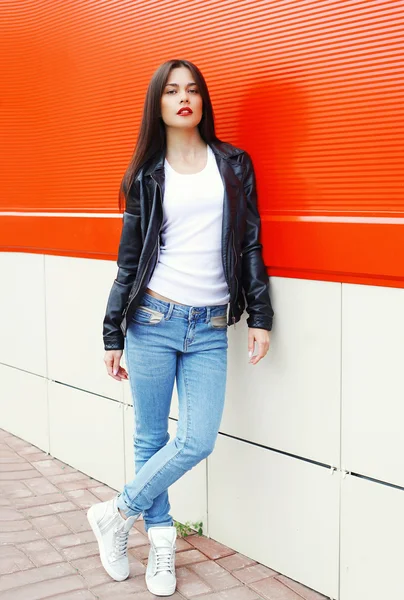 Fashion beautiful brunette woman wearing a rock black leather ja — Stockfoto