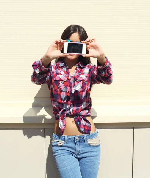 Moda, tehnologia și conceptul de oameni - fată drăguță purtând un c — Fotografie, imagine de stoc
