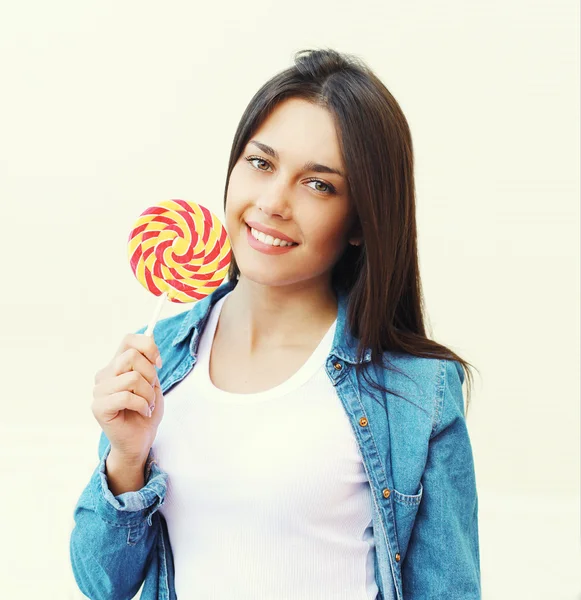 Retrato de niña bonita con piruleta dulce al aire libre — Foto de Stock