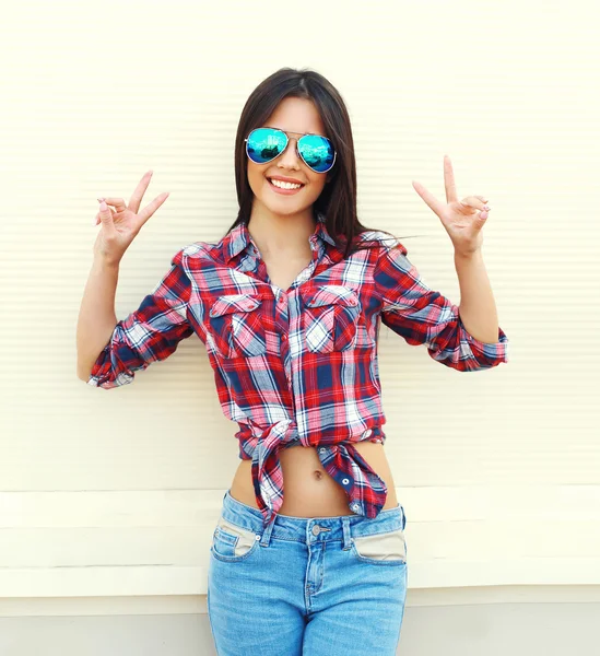 Portrait of pretty young slim woman in sunglasses and shirt havi — Stock fotografie