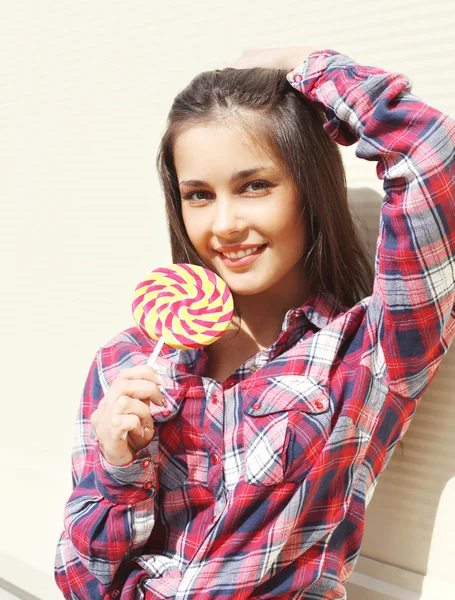 Retrato de chica sonriente bastante joven con dulce piruleta en suma — Foto de Stock