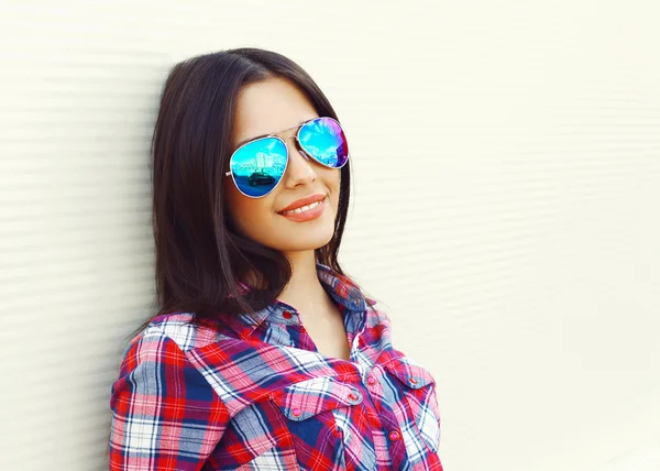 Portrait of pretty young woman in sunglasses over white backgrou — Stock fotografie