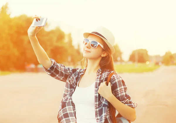 Ευτυχισμένο το όμορφο κορίτσι κάνει αυτοπροσωπογραφία στον υπαίθριο smartphone — Φωτογραφία Αρχείου