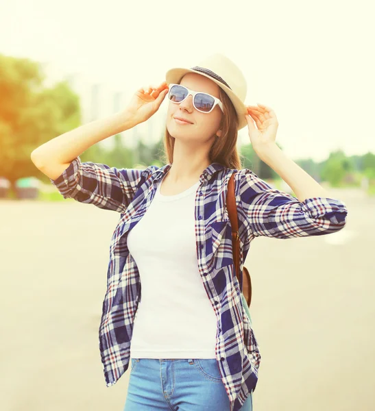 Retrato de una joven bonita y feliz que lleva gafas de sol y — Foto de Stock