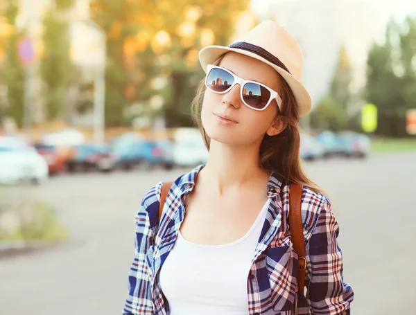 Portrait de jolie femme portant des lunettes de soleil et un chapeau de paille en s — Photo