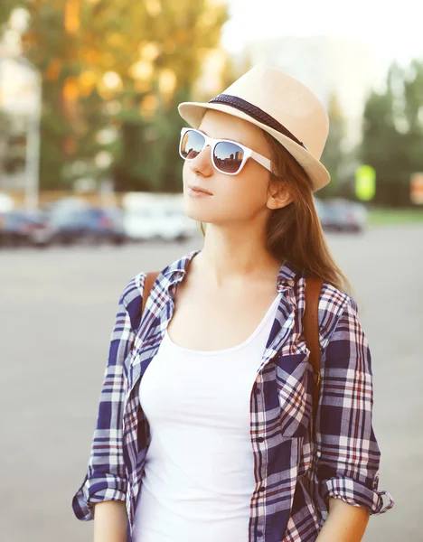 Retrato de una mujer joven y bonita con gafas de sol y paja ha —  Fotos de Stock