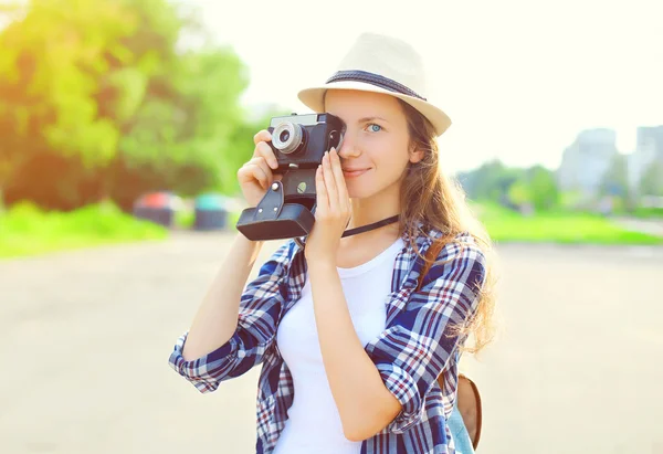 Portrét krásné mladé ženy s retro staré vinobraní fotoaparát — Stock fotografie