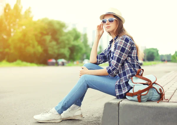 Mujer bonita con gafas de sol, sombrero de paja y mochila sittin —  Fotos de Stock