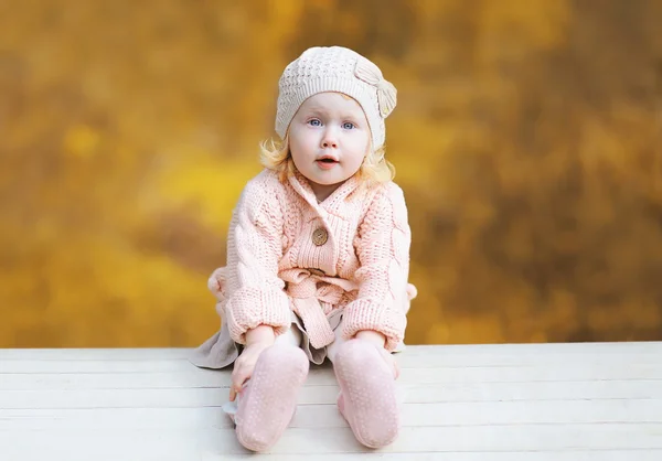 Schattig klein kind een gebreide kleding dragen in herfstdag — Stockfoto