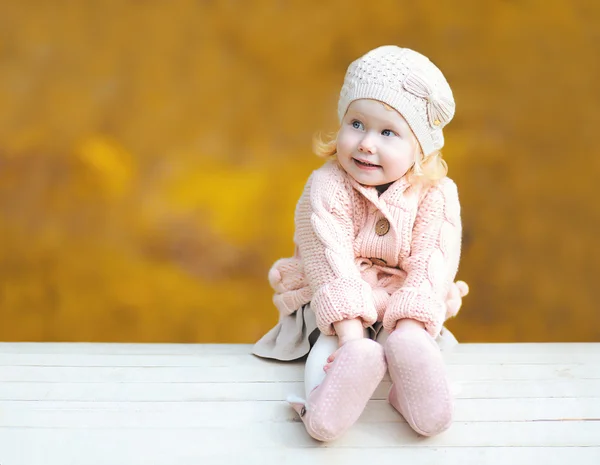 Dolce bambino che indossa un abito a maglia in autunno giorno — Foto Stock