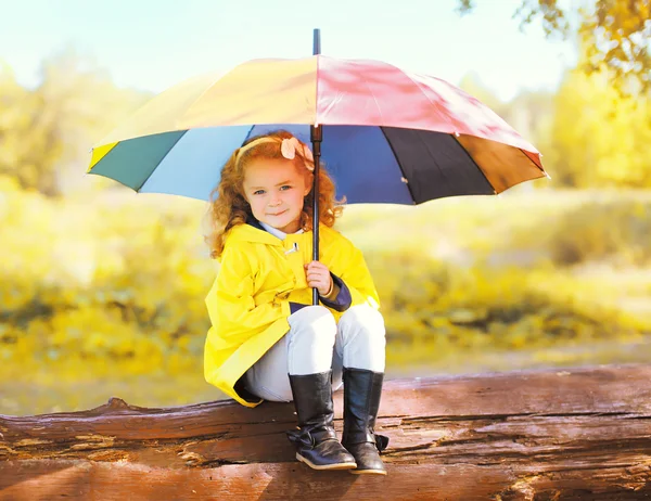 Lindo niño niña con paraguas de colores en el soleado otoño pa — Foto de Stock