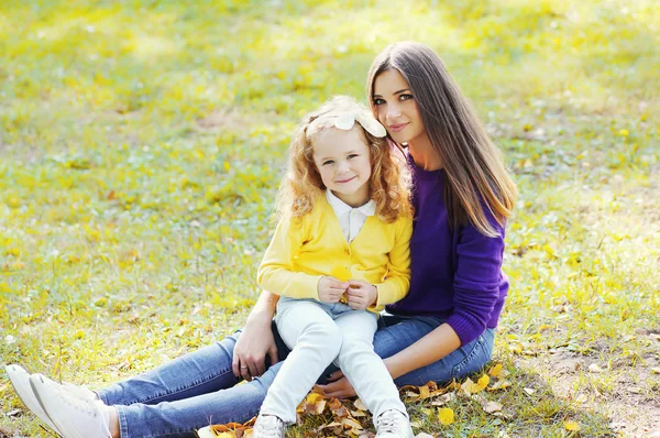 Família feliz no parque de outono, mãe com criança juntos — Fotografia de Stock