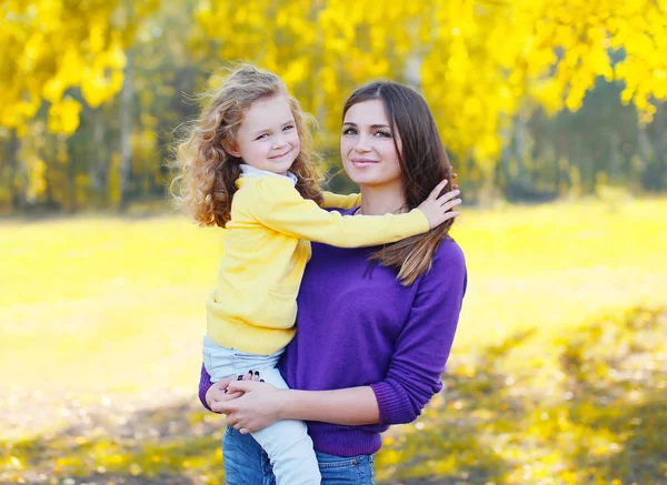 Retrato de madre e hijo felices juntos en el parque de otoño —  Fotos de Stock