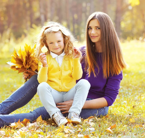 Mãe e filha criança juntos no parque de outono — Fotografia de Stock