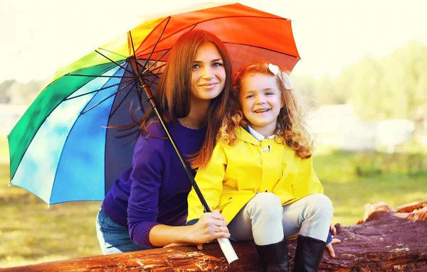 Retrato de feliz madre y niño sonriente con paraguas en autu — Foto de Stock