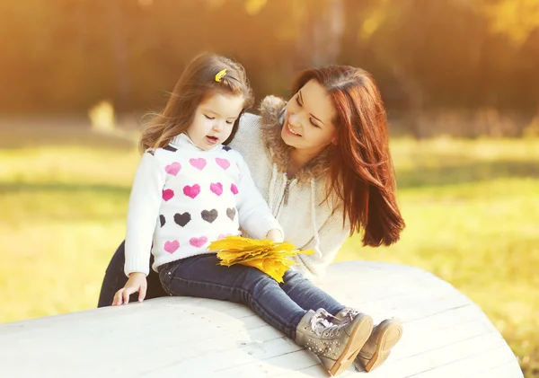 Bonne mère et enfant souriants dans la journée ensoleillée d'automne — Photo