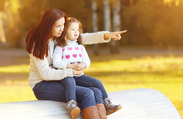 Mama și fiica copil în parcul de toamnă însorit — Fotografie, imagine de stoc