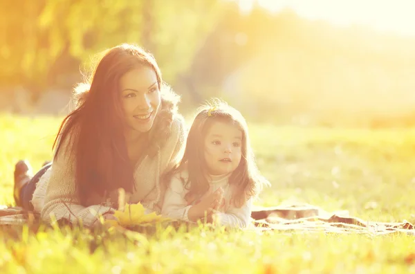 Anne ve çocuk sonbahar Park birlikte gülümseyen mutlu portre — Stok fotoğraf