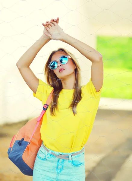 Conceptual fashion portrait pretty young woman wearing a sunglas — Stock Photo, Image