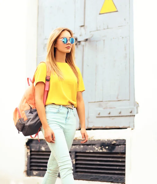 Retrato de moda de una mujer joven y bonita con gafas de sol y — Foto de Stock