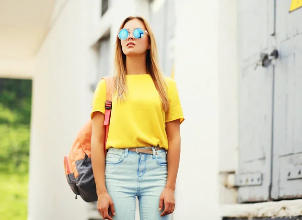 Moda retrato moderno jovem mulher vestindo um óculos de sol e t-s — Fotografia de Stock