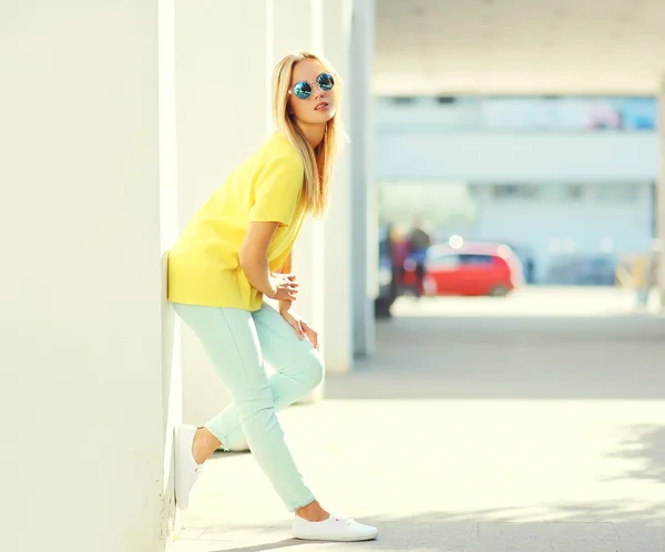 Mode ganska blond ung kvinna i staden — Stockfoto