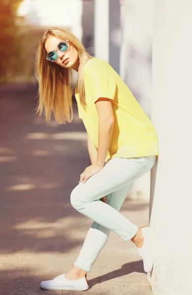 Moda jovem mulher na cidade, modelo elegante posando ao ar livre — Fotografia de Stock