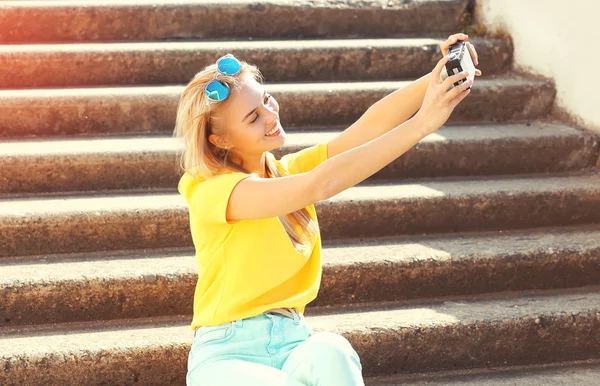 Feliz sonrisa bonita joven mujer hace autorretrato en la cámara i —  Fotos de Stock