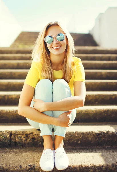 Portrait mode jolie femme souriante portant des lunettes de soleil en su — Photo