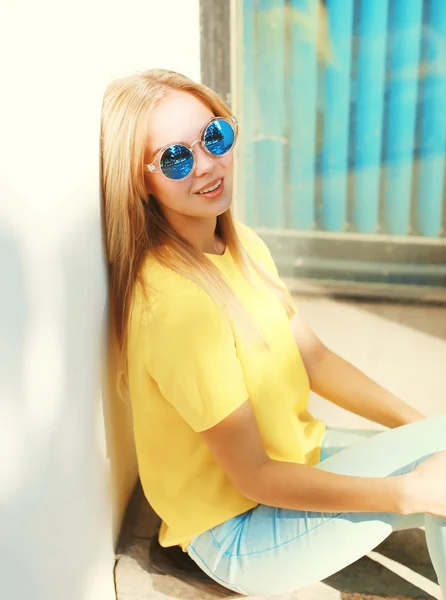 Retrato de moda muito jovem mulher em óculos de sol ao ar livre — Fotografia de Stock