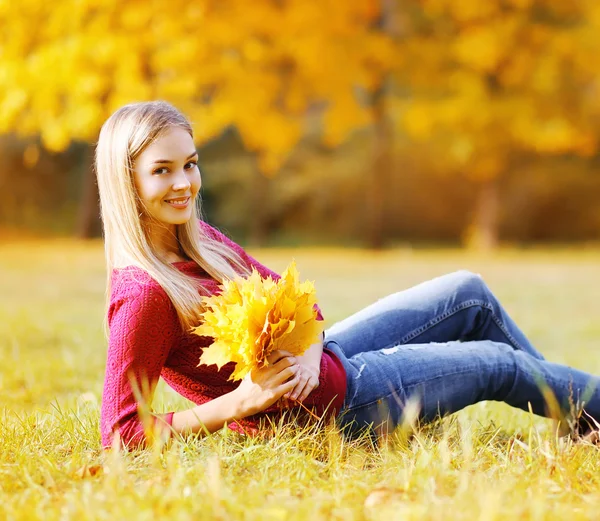 Retrato de mulher muito jovem com folhas de bordo amarelo em ensolarado — Fotografia de Stock