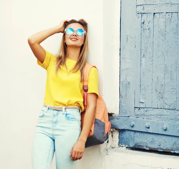 Muito loira jovem mulher vestindo um óculos de sol e amarelo t-shir — Fotografia de Stock