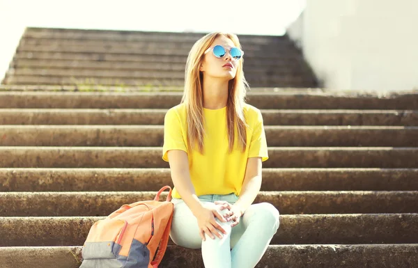 Moda de calle, chica guay bastante elegante con gafas de sol y —  Fotos de Stock