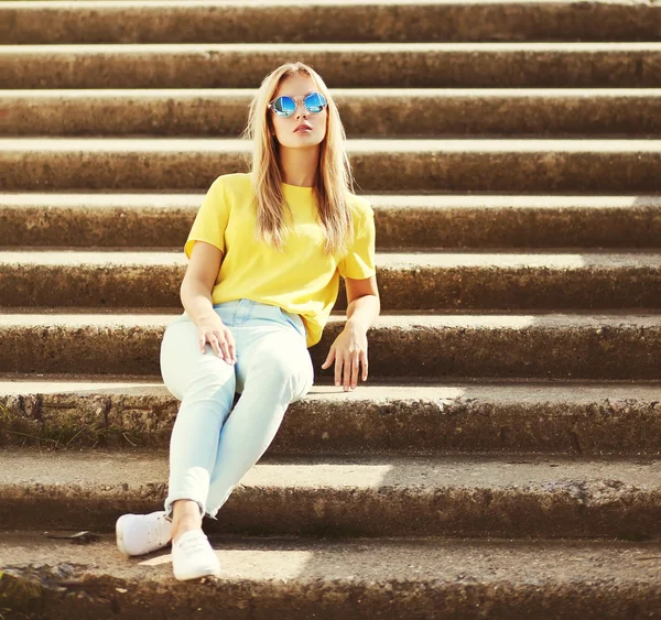 Straßenmode, hübsche junge Frau in der Stadt — Stockfoto