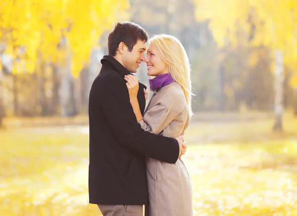 Retrato de outono de feliz casal jovem amoroso no amor ao ar livre — Fotografia de Stock