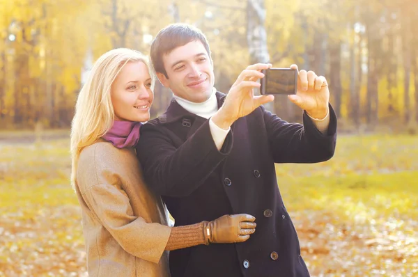 Retrato de feliz sonriente joven pareja juntos haciendo selfie en —  Fotos de Stock
