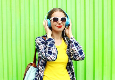 Yeşil backgr müzik Kulaklığımda mutlu serin kız dinler