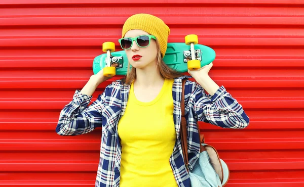 Fashion pretty cool girl in sunglasses and colorful clothes with — Stock Photo, Image