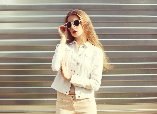 फैशन पोर्ट्रेट स्टाइलिश महिला धूप के चश्मे और सफेद डेनिम जैक में — स्टॉक फ़ोटो, इमेज