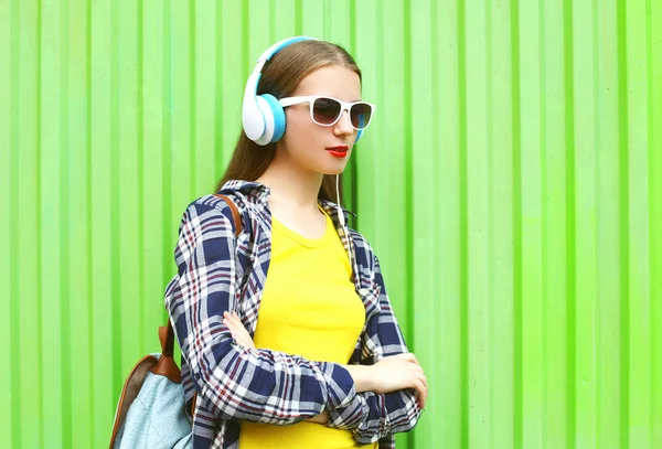 Αρκετά δροσερό κορίτσι μόδας ακούει μουσική στα ακουστικά, προφίλ — Φωτογραφία Αρχείου