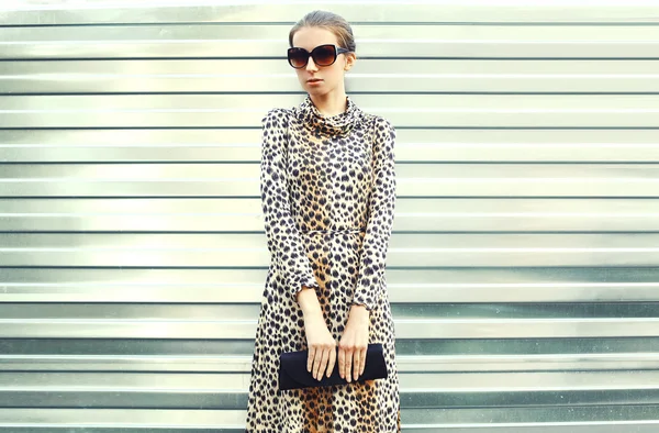 Moda muito jovem mulher em óculos de sol e vestido de leopardo com — Fotografia de Stock