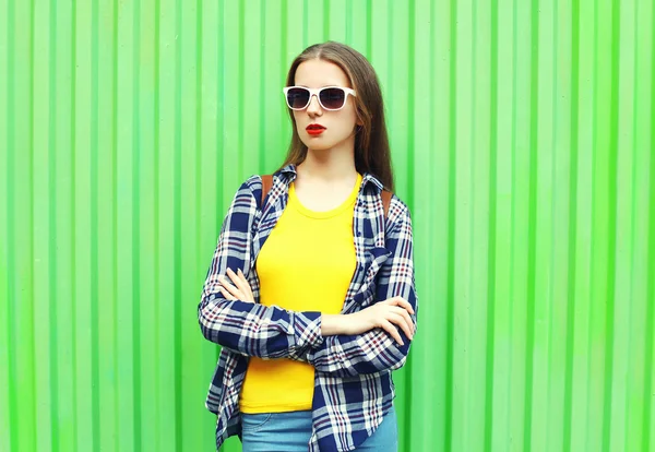Mujer joven de moda en ropa casual de moda y gafas de sol sobre —  Fotos de Stock