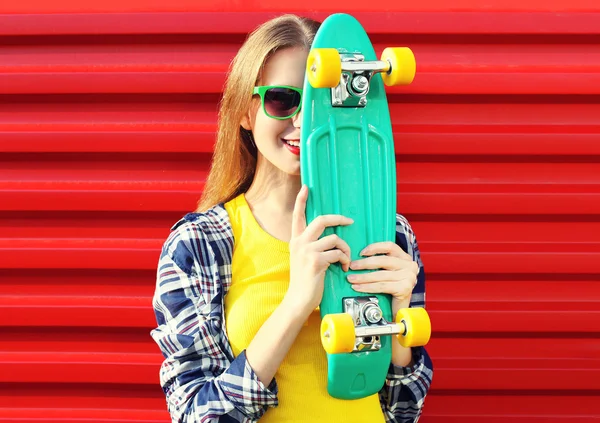 Портрет моды довольно крутая девушка со скейтбордом весело — стоковое фото