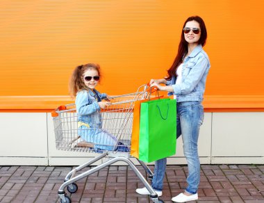 Mutlu aile anne ve çocuk arabası sepeti ve renkli sho